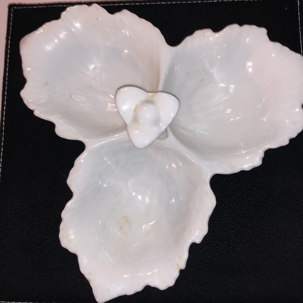 Bareuther Waldsassen Barbarian Germany #244 Three  Leaf serving Dish all white